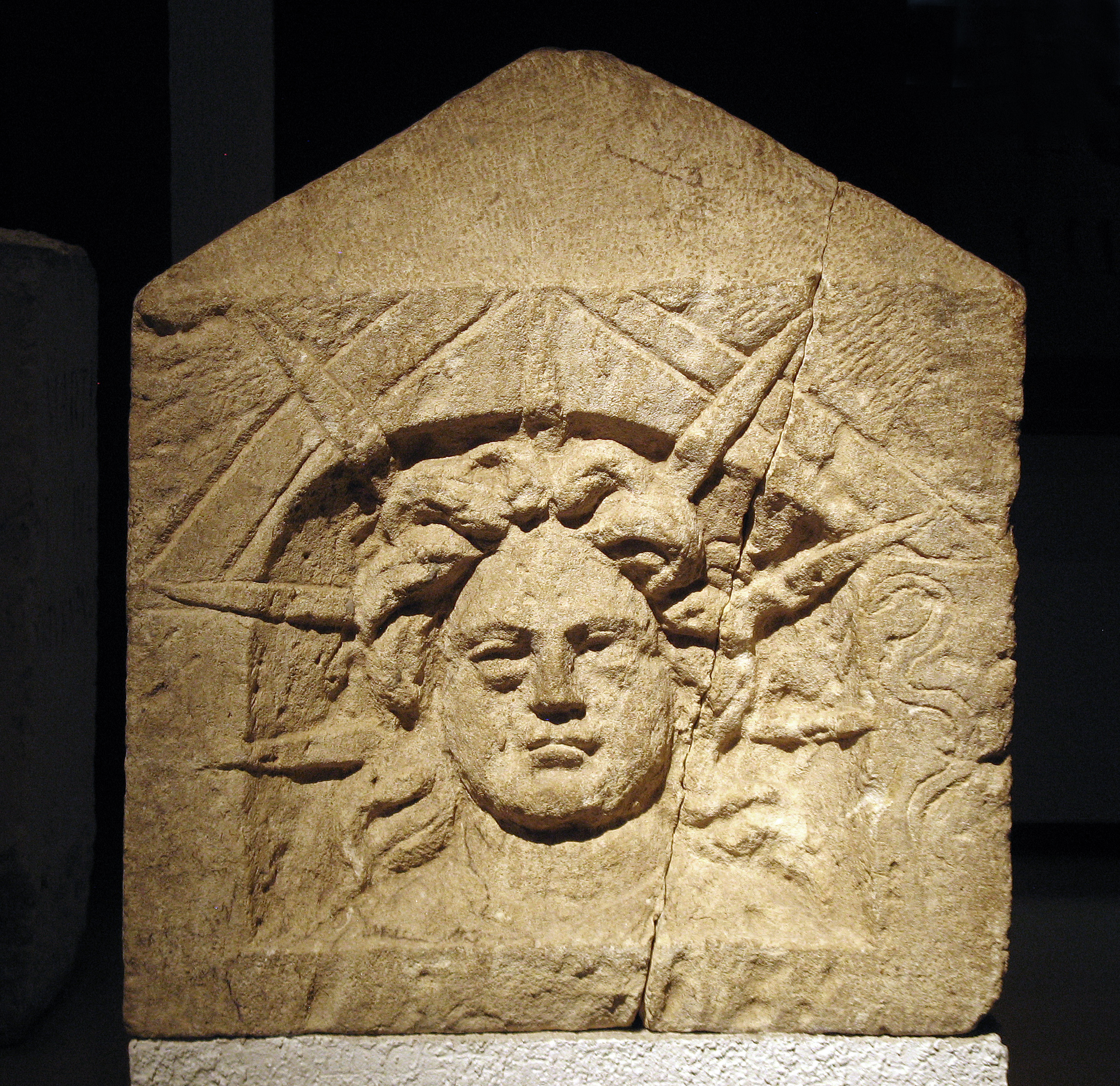Relieve romano de Sol Helios con corona radiada